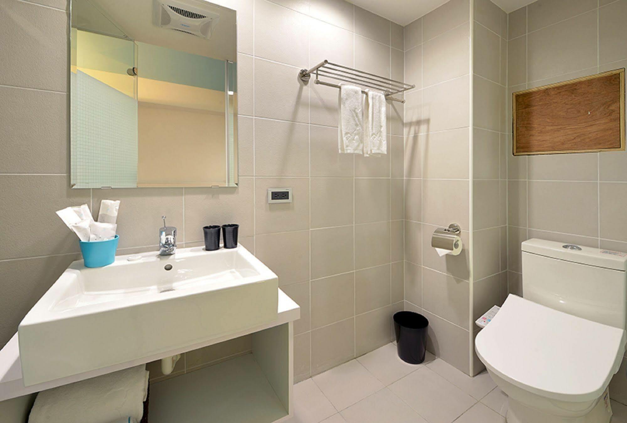 Hommie Inn Taichung Esterno foto